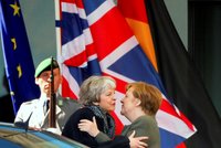 Mayová shání podporu brexitu dohodou u Merkelové a Macrona. Dál hrozí tvrdý odchod