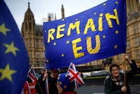 Tvrdý brexit v pátek dál hrozí, varuje EU. Londýn čeká na rozhodnutí o odkladu