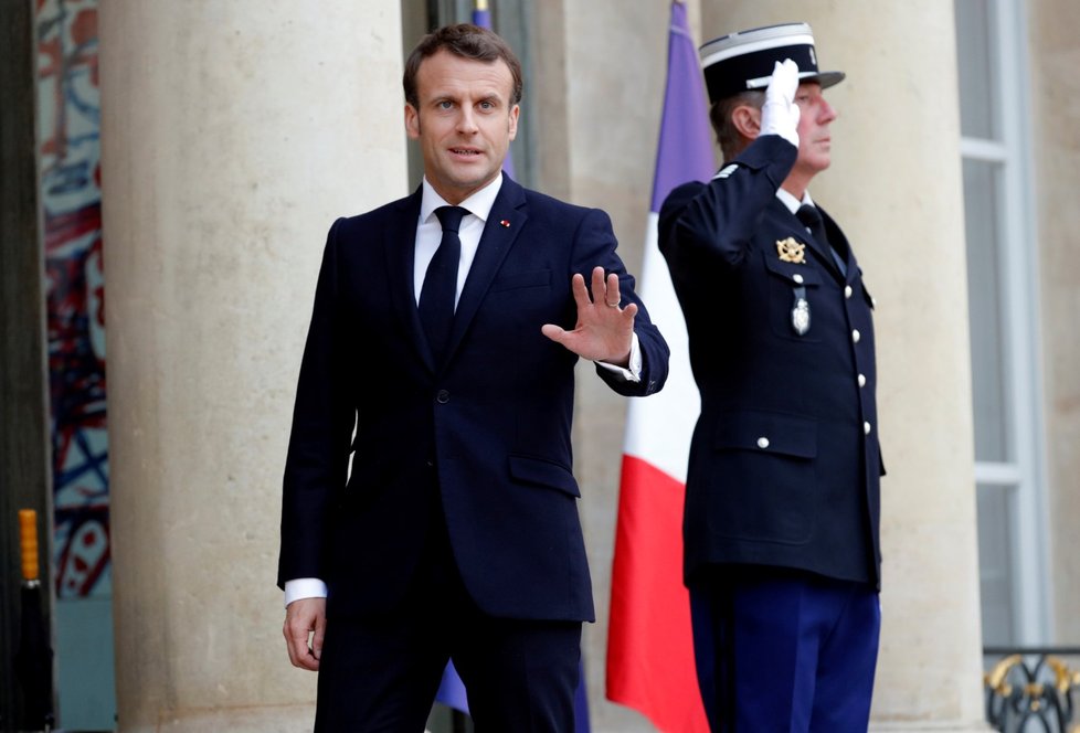 Emmanuel Macron během jednání s Theresou Mayovou (9. 4. 2019)