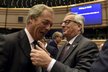 Británie se povinností nezbaví, říká Merkelová: Juncker si pak v europarlamentu dobíral britského poslance