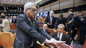 „Junckere, odstup,“ zní z Evropské unie. Šéf Komise ztratil po brexitu důvěru.