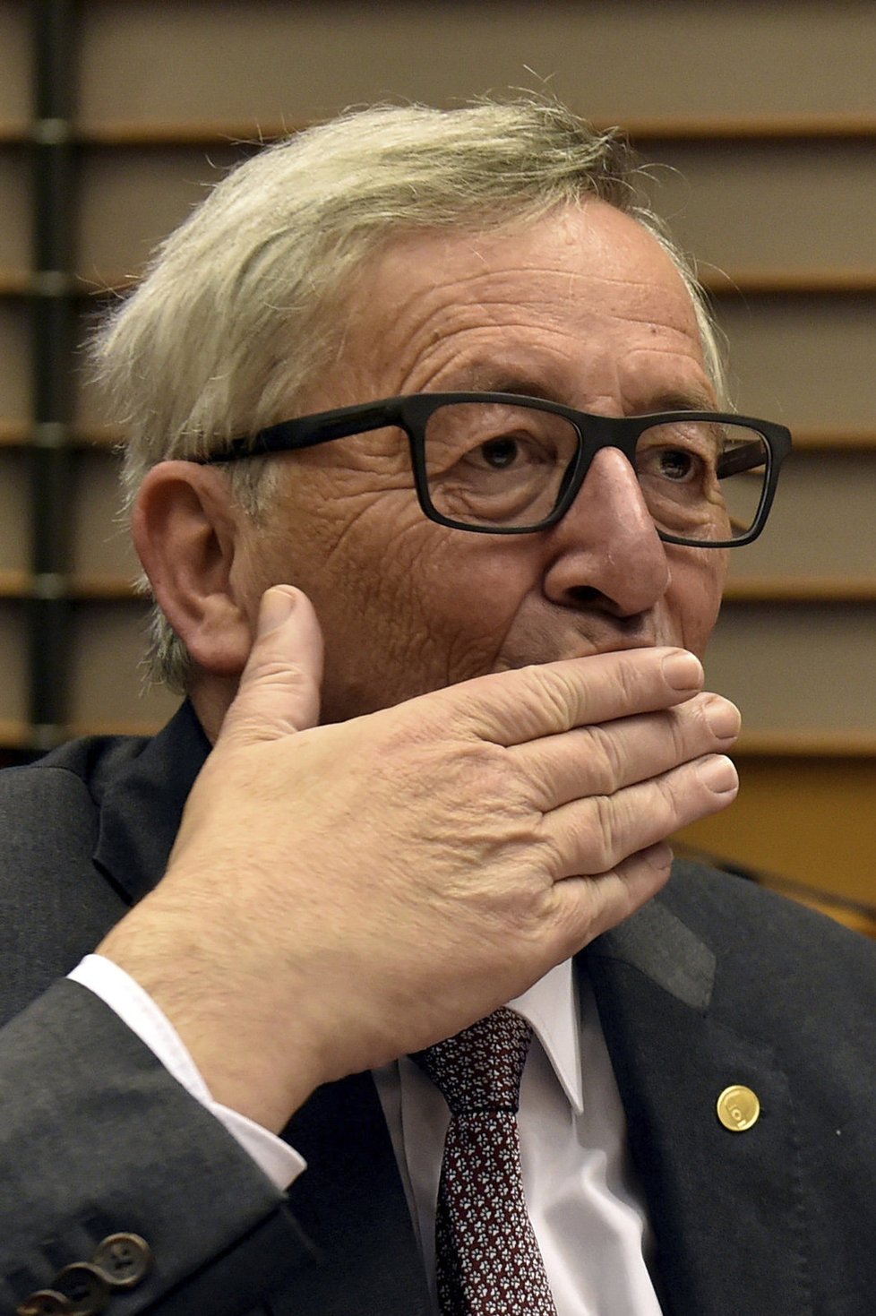 Británie se povinností nezbaví, říká Merkelová: Juncker si pak v europarlamentu dobíral britského poslance