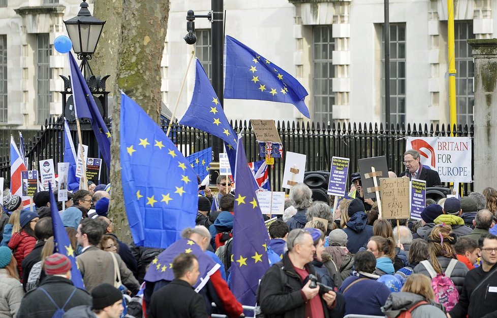 Británie chce článek 50 lisabonské smlouvy o obchodu z EU aktivovat do konce března.