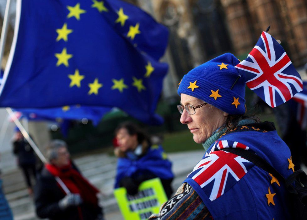 Odpůrci brexitu protestovali před budovou parlamentu v Londýně.