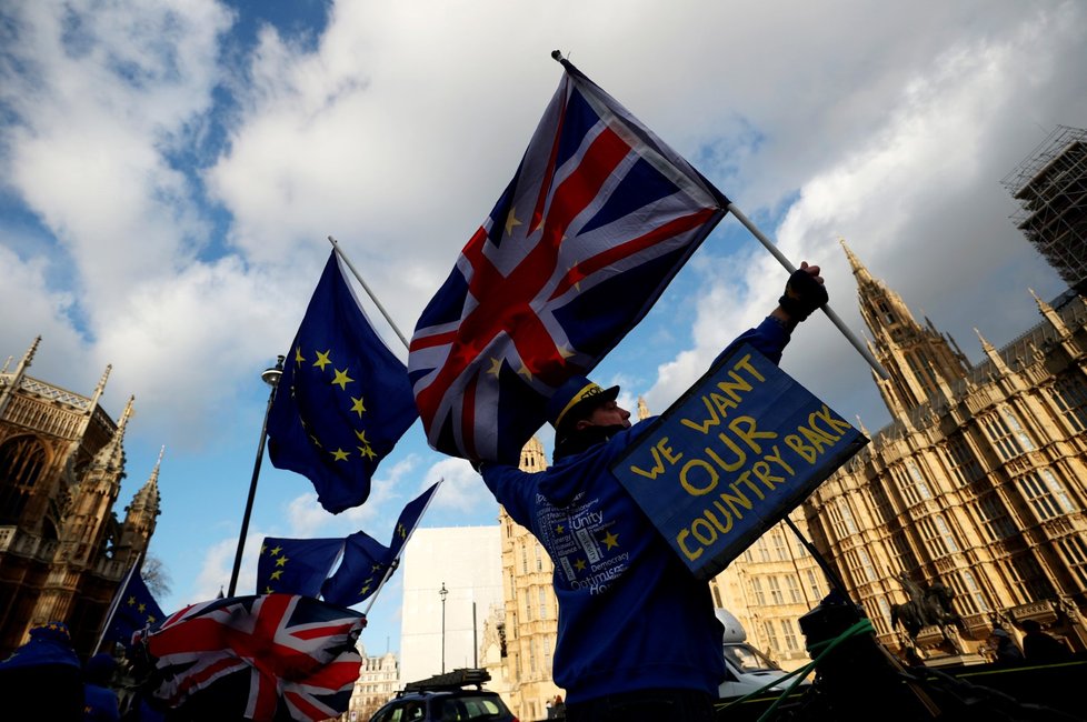 Odpůrci brexitu protestovali před budovou parlamentu v Londýně.