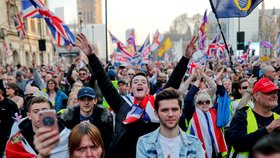 Britové chtějí brexit za každou cenu, „nasyslili“ zboží za 111 miliard