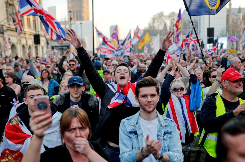 Britové podle průzkumu podporují brexit za každou cenu