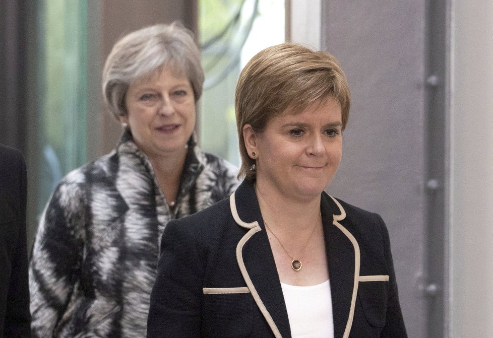 Britská premiérka Theresa Mayová s první skotskou ministryní Nicolou Sturgeonovou
