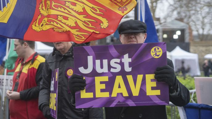 Brexit: Lidé demonstrují za opuštění EU i proti tomu