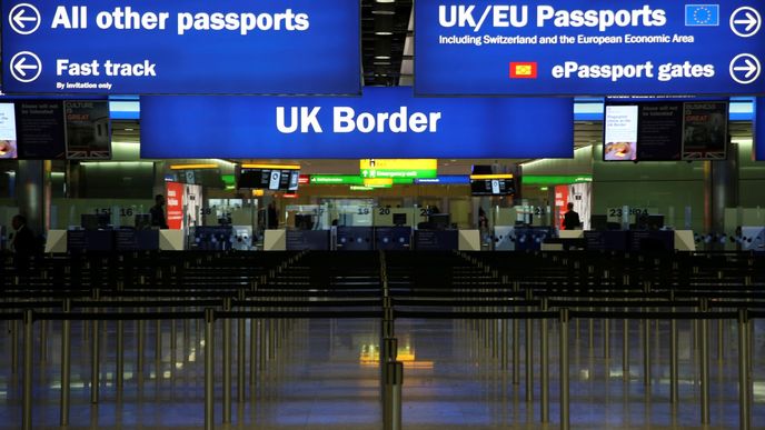 Navrátilci do Británie z rizikových zemí musejí přiletět na vybraná letiště – mezi nimiž je i londýnské Heathrow a strávit deset dní karantény v určených hotelích.