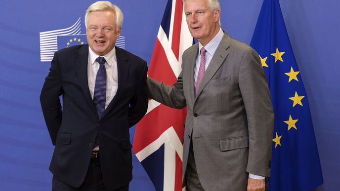 Vyjednávači EU a Británie se dnes v Bruselu sešli ke druhému kolu jednání o brexitu. Vlevo David Davis za Británii, vpravo Michel Barnie za EU.