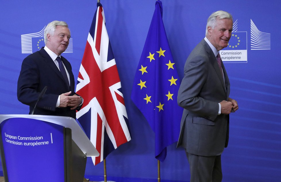 Vyjednávači EU a Británie se dnes v Bruselu sešli ke druhému kolu jednání o brexitu. Vlevo David Davis za Británii, vpravo Michel Barnie za EU.