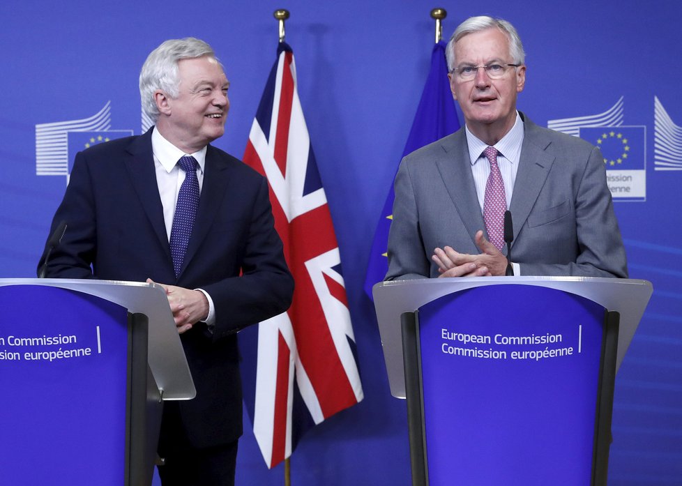 Vyjednavači EU a Británie se v červenci v Bruselu sešli ke druhému kolu jednání o brexitu. Vlevo David Davis za Británii, vpravo Michael Bernie za EU.