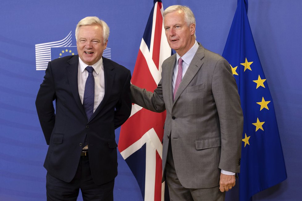 Vyjednávači EU a Británie. Vlevo David Davis za Británii, vpravo Michel Barnie za EU.