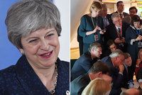 Šťastná EU rodinka? V Bruselu to vřelo. A Mayová do brexitu vnesla další rozruch