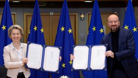 Předsedkyně Evropské komise Ursula von der Leyenová a předseda Evropské rady Charles Michel v Bruselu podepsali dohodu, která upravuje vztahy Evropské unie s Británií od příštího roku (30. 12. 2020).