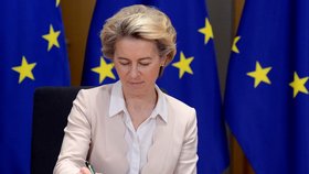 Předsedkyně Evropské komise Ursula von der Leyenová a předseda Evropské rady Charles Michel v Bruselu podepsali dohodu, která upravuje vztahy Evropské unie s Británií od příštího roku (30. 12. 2020).