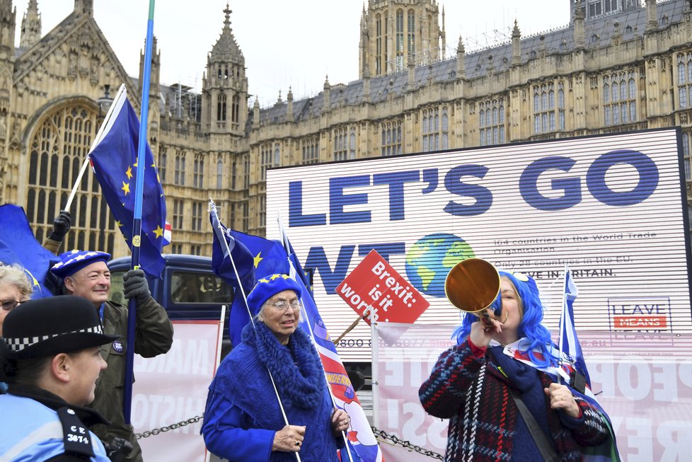 Před hlasováním o dohodě o brexitu bylo v Británii rušno