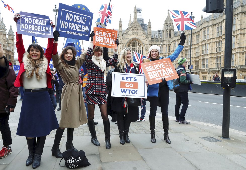 Británie se k dohodě o brexitu postavila zády