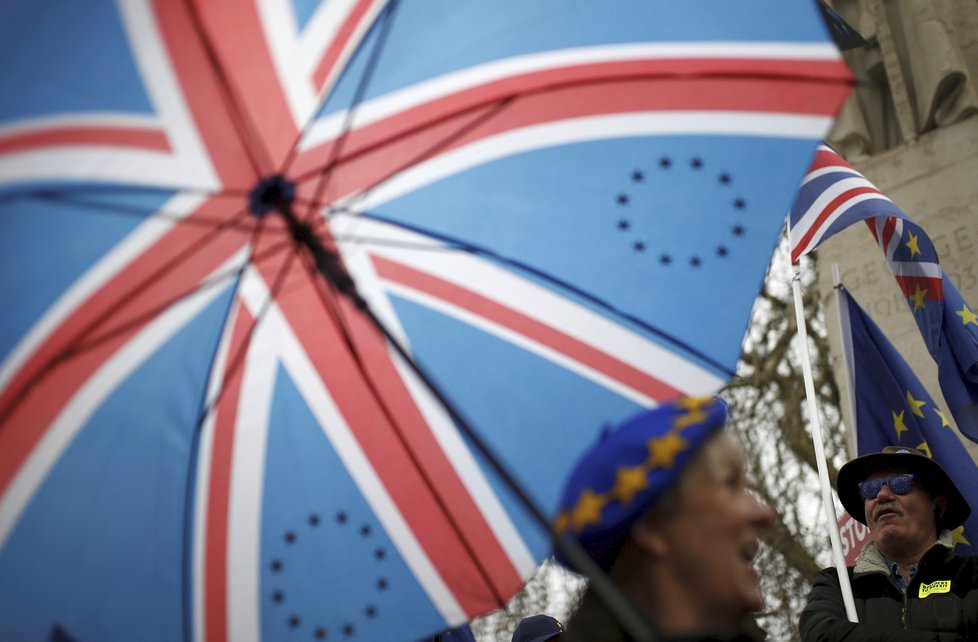 Británie se k dohodě o brexitu postavila zády