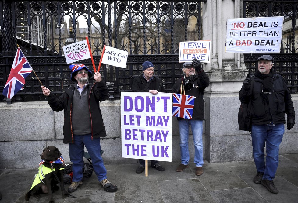 Británie se k dohodě o brexitu postavila zády