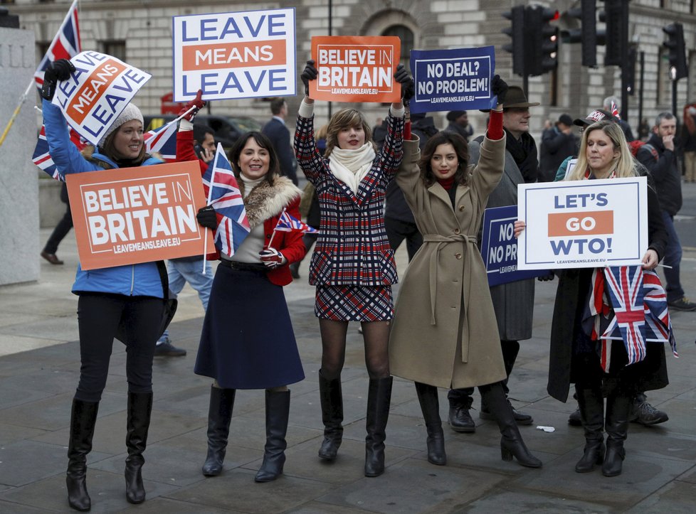 Británie se k dohodě o brexitu postavila zády