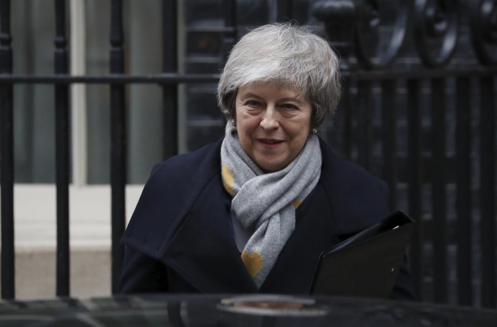 Británie se připravuje na rozhodnutí o Brexitu (premiérka Theresa May na snímku)