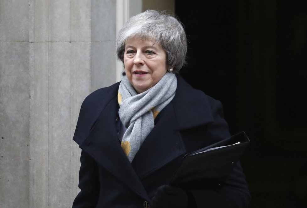 Británie se připravuje na rozhodnutí o Brexitu (premiérka Theresa May na snímku)