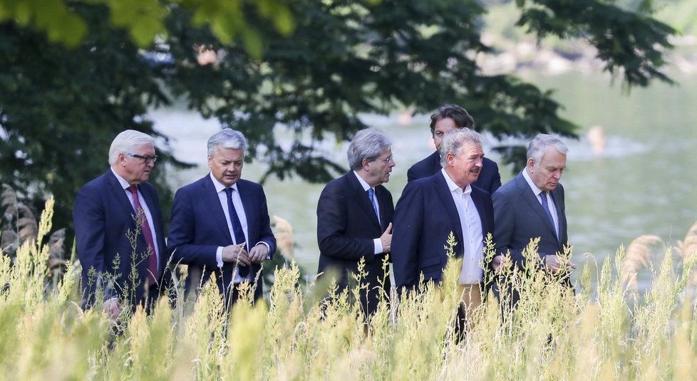 Schůzka ministrů zahraničí šesti zakládajících zemí EU. Svého zástupce tu mělo Německo, Francie, Nizozemí, Belgie, Lucembursko a Itálie.