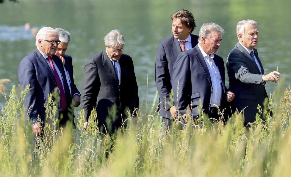 Schůzka ministrů zahraničí šesti zakládajících zemí EU. Svého zástupce tu mělo Německo, Francie, Nizozemí, Belgie, Lucembursko a Itálie.