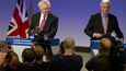 David Davis a Michel Barnier při jednání o vystoupení Velké Británie z EU