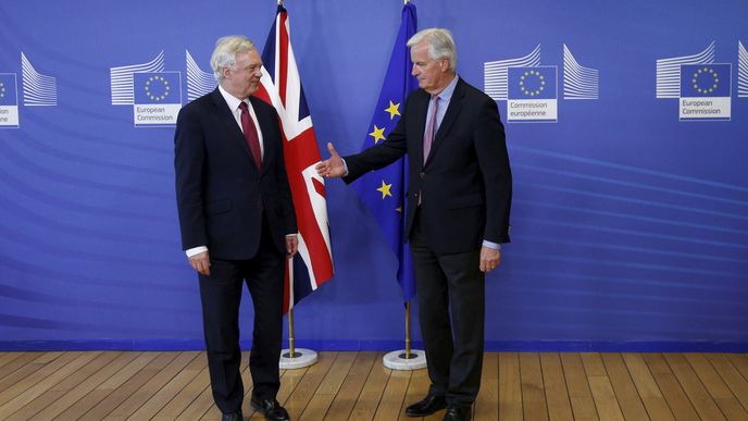 Vyjednavači David Davis a Michel Barnier 
