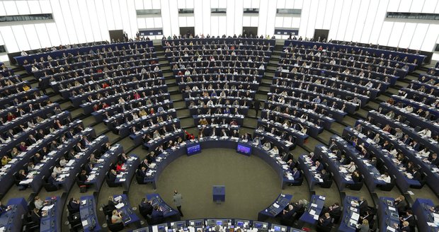EU ochrání práva autorů: „Paraziti, rabování a krádeže gigantů,“ bouřili europoslanci