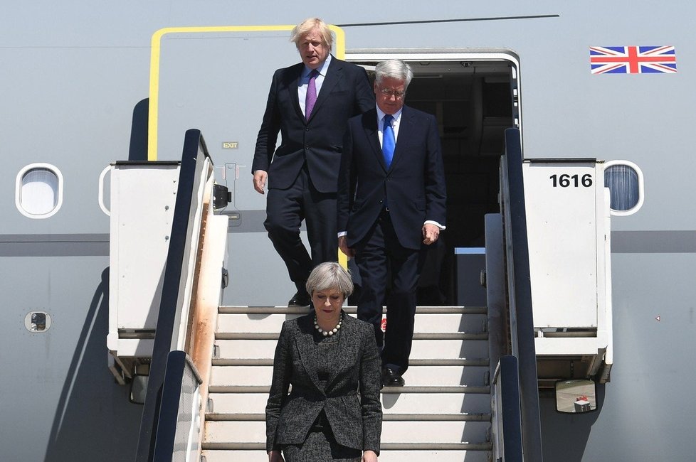 Ministr zahraničí má příležitostně k dispozici vládní letoun Airbus A330 Voyager, který od roku 2016 přepravuje členy britského kabinetu. Johnson ale poznamenal, že kvůli velké vytíženosti tohoto stroje je těžké si jej rezervovat. Letoun, který velmi často používá premiérka Theresa Mayová, britská média překřtila v narážce na nízkonákladové aerolinky na &#34;Thereasy Jet&#34;.  Na snímku jsou zachyceni oba politici po příletu na summit NATO v Bruselu (25. 5. 2017).