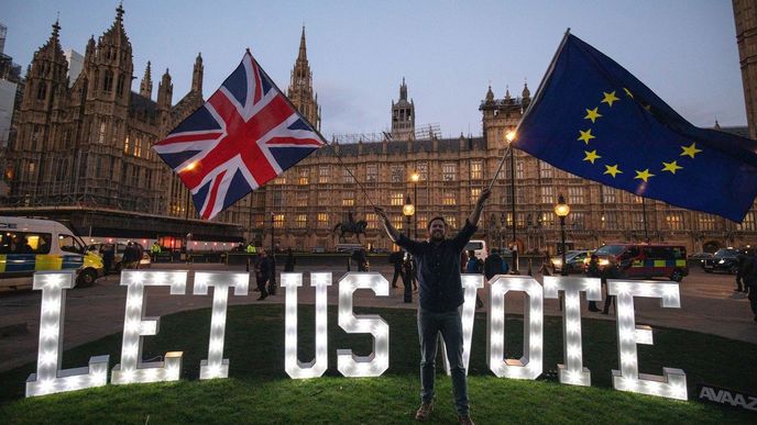 Lidé v Londýně pravidelně demonstrují za brexit i proti němu.