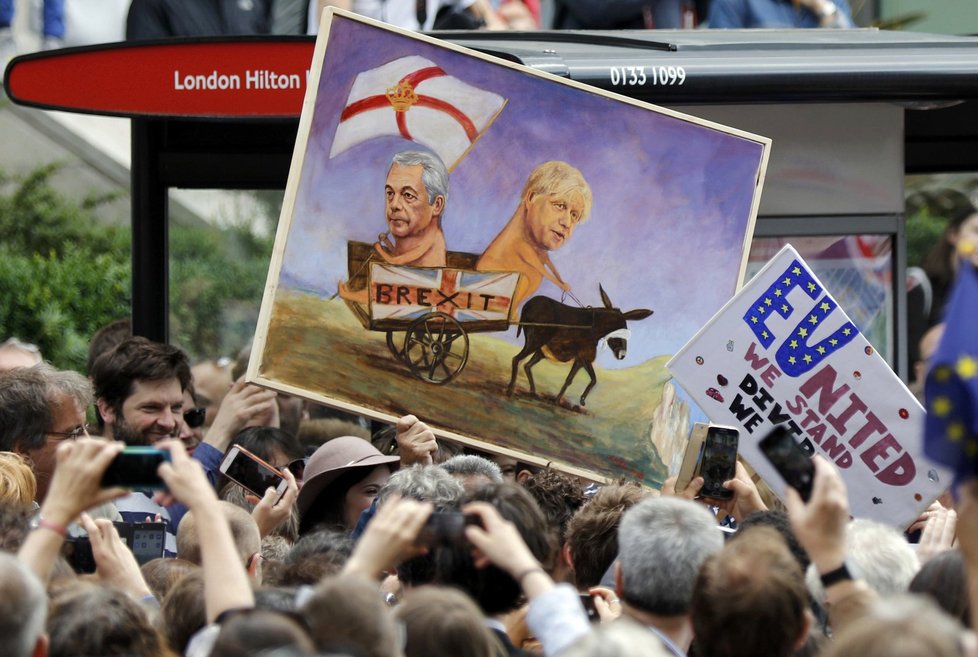 Protest Londýňanů proti brexitu: Boris Johnson a Nigel Farage na karikatuře