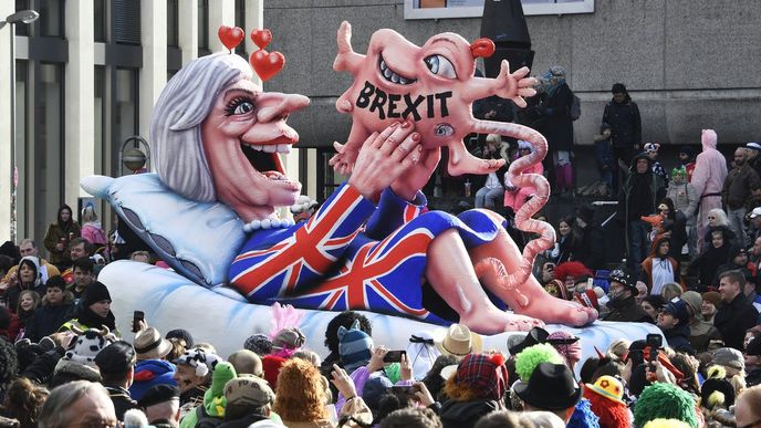 Demonstrace pro i proti brexitu nabízejí pozoruhodné výjevy