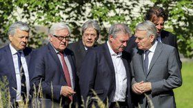 Ministři zahraničí šesti zakládajících zemí Evropské unie. Druhý zleva je Němec Frank-Walter. Kromě nich jsou tu představitelé Holandska, Lucemburska, Belgie a Itálie.