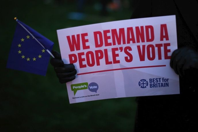 Britové během hlasování o dohodě demonstrovali. Někteří chtějí nové referendum