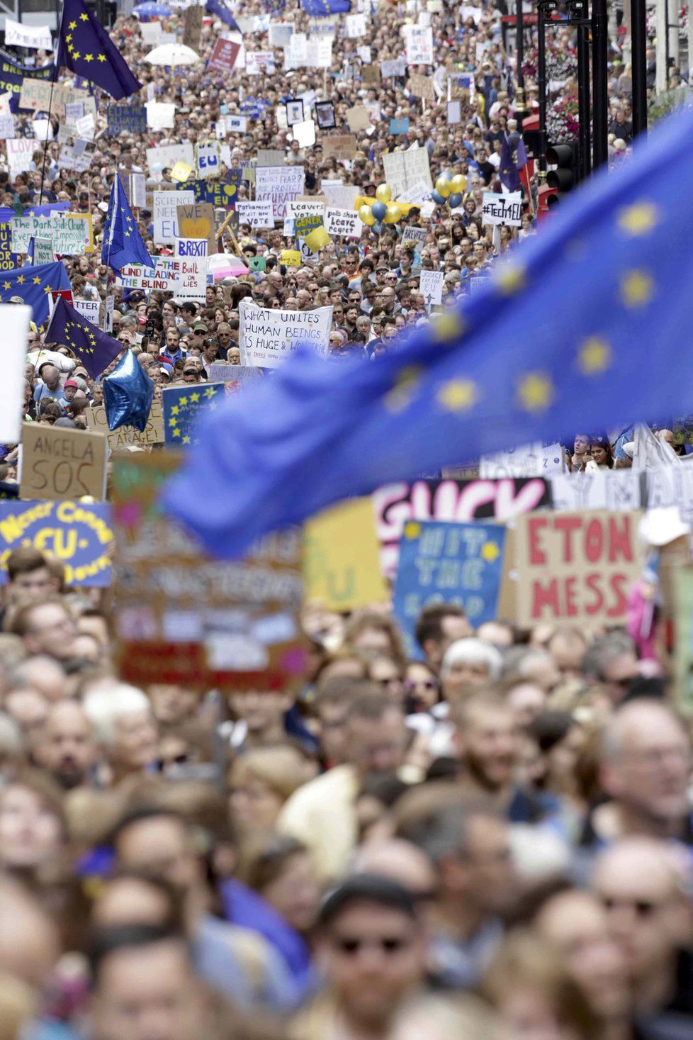 Tisíce lidí protestují proti odchodu Británie z EU.