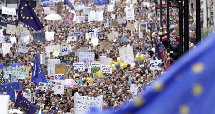 Tisíce lidí protestovaly proti odchodu Británie z EU.