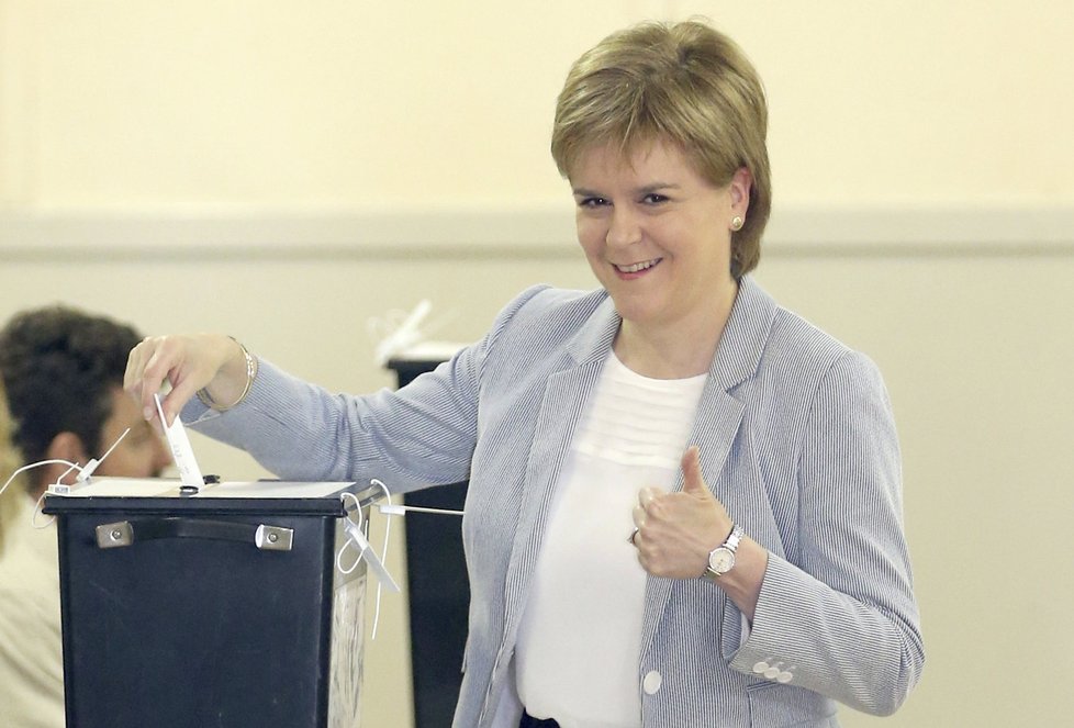 Skotská první ministryně Nicola Sturgeonová vhodila svůj hlas v referendu o brexitu v Glasgow.