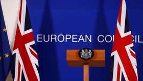 Premiéři a prezidenti 27 zemí Evropské unie dnes podpořili návrh dohody o odchodu Británie z EU i politickou deklaraci o budoucích vztazích.