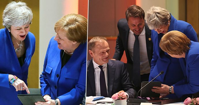 Britská premiérka Theresa Mayová a německá kancléřka Angela Merkelová přijely na mimořádný summit EU perfektně sladěné do modra, (10.04.2019).