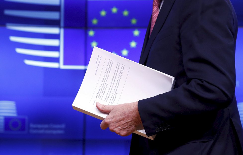Vrchní vyjednávač za Brexit Michel Barnier předal prezidentu Evropské rady Donaldu Tuskovi dohodu o odchodu Británie z EU