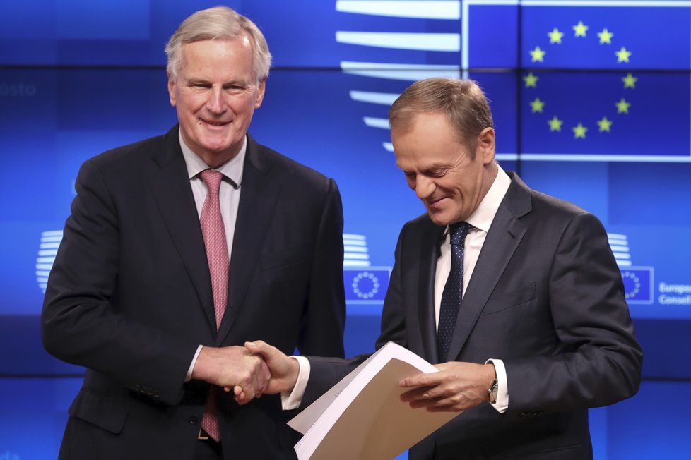 Vrchní vyjednávač za Brexit Michel Barnier předal prezidentu Evropské rady Donaldu Tuskovi dohodu o odchodu Británie z EU