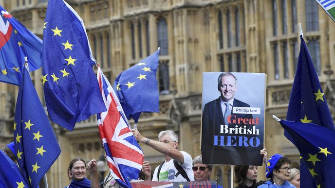 Lidé protestují proti brexitu. Lidé protestují proti brexitu.