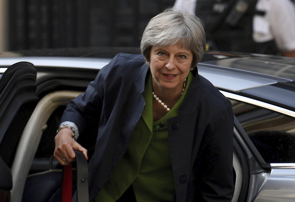 Premiérka Theresa Mayová po návratu z hlasování o dodatcích k dohodě o brexitu.