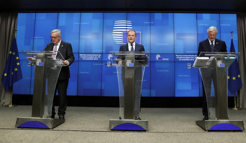 Lídři EU podpořili dohodu o brexitu: Jean-Claude Juncker, Michel Barnier a Donald Tusk (25. 11. 2018)