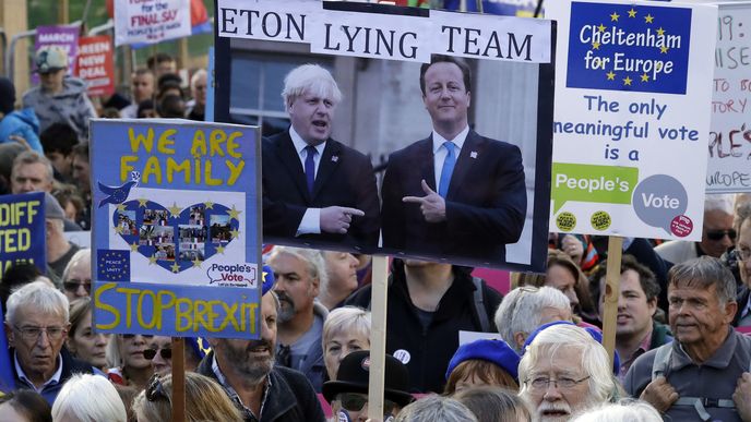 Lidé v centru Londýna demonstrovali za setrvání Velké Británie v Evropské unii - ilustrační snímek